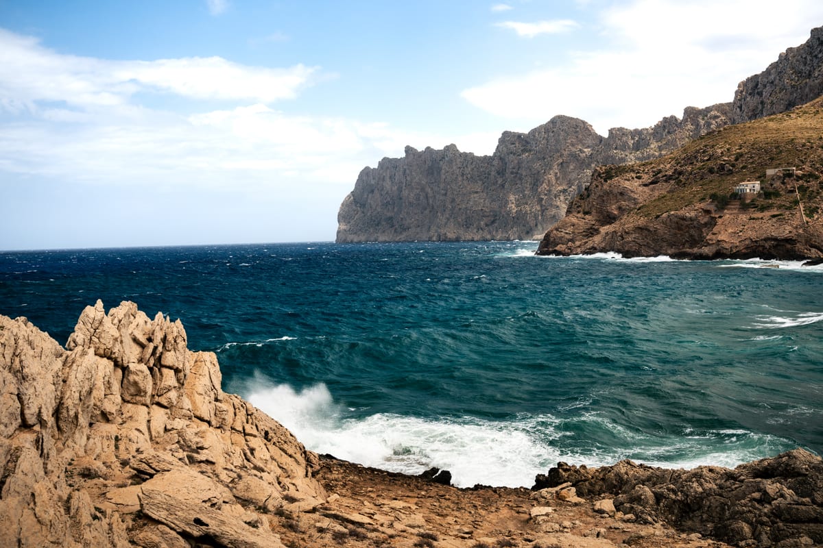 HIKING THROUGH MALLORCA — cover